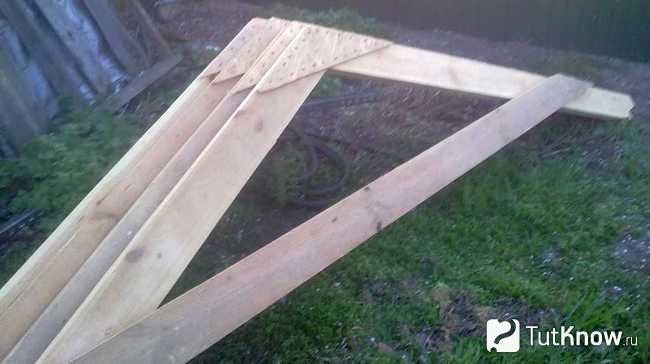 Зафиксированные под углом дощечки