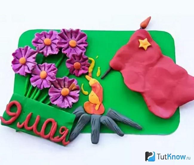 Поделка ко Дню Победы с флагом и цветами