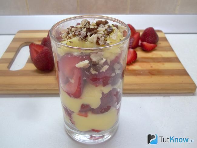 Готовый десерт из клубники, заварного крема и грецких орехов