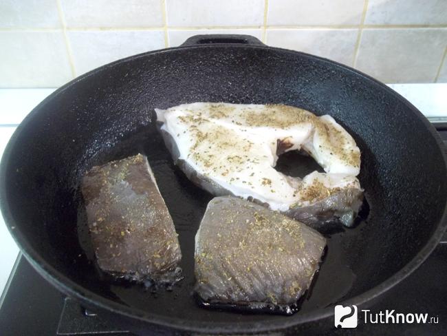 Рыба жарится в сковороде