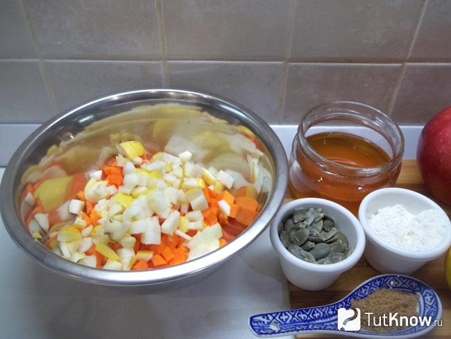 Яблоко нарезано кубиками