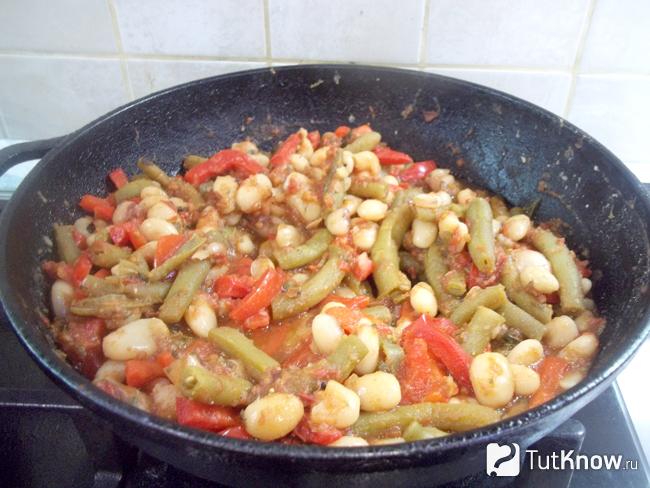 Готовая тушеная спаржа с фасолью и сладким перцем в томатном соусе