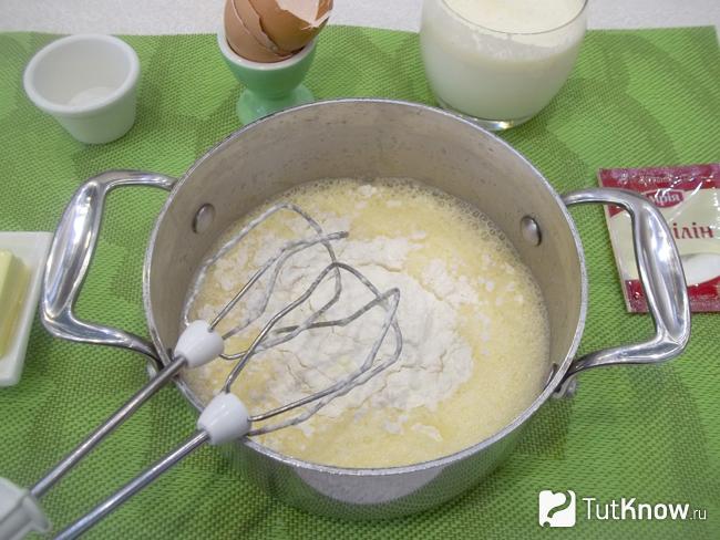 В яичную массу добавлена мука