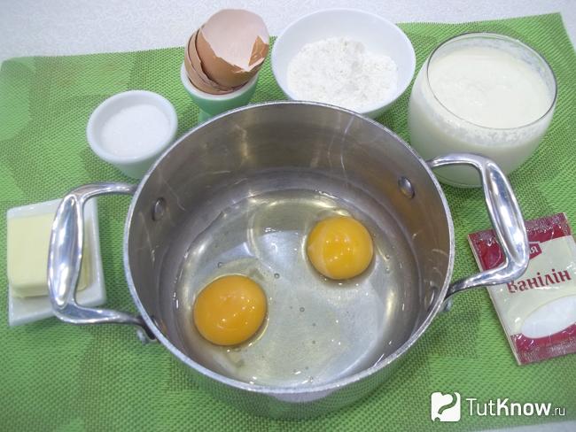 Яйца вылиты в кастрюлю