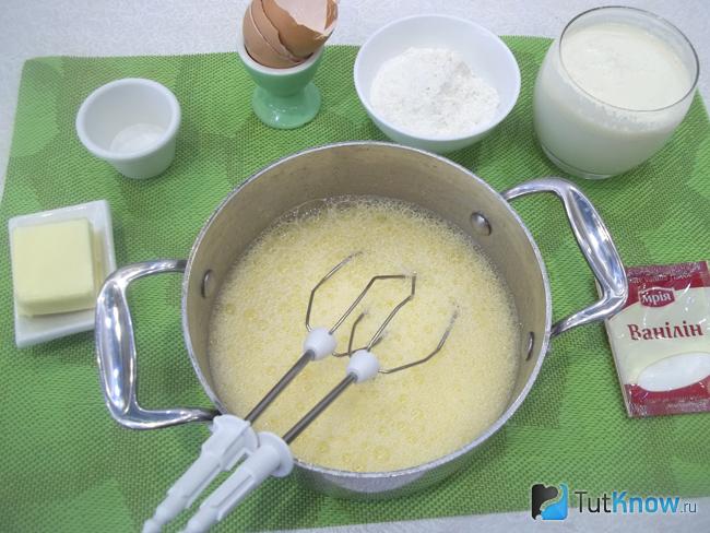 Яйца с сахаром взбиты