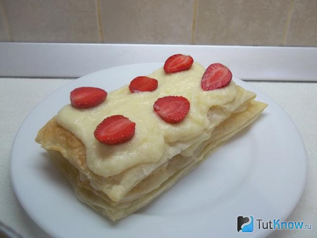 Готовый Мильфей с клубникой