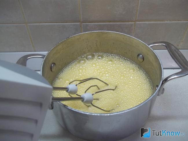 Яйца с сахаром взбиты