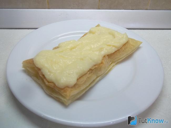 Корж смазан кремом