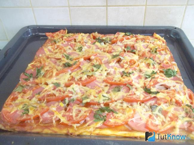 Готовая пицца из готового теста с колбасой, маринованным луком, помидорами и сыром