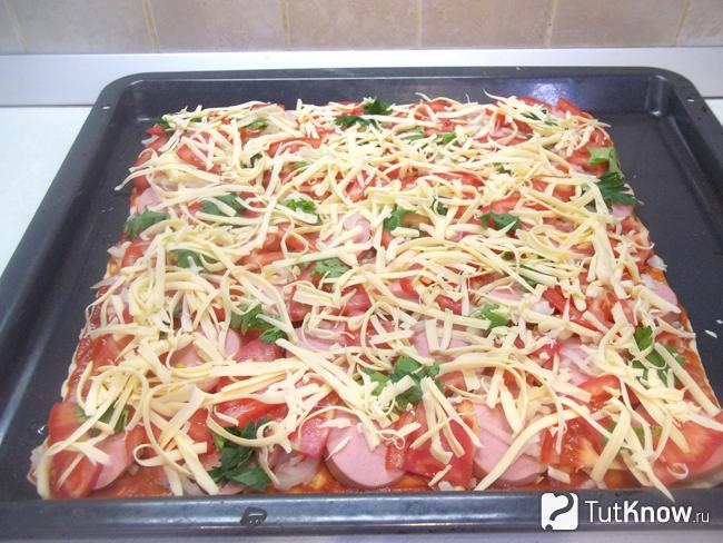 Продукты присыпаны сыром