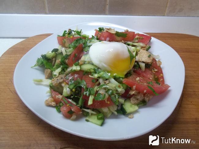 Готовый овощной салат с рыбной икрой и яйцом-пашот