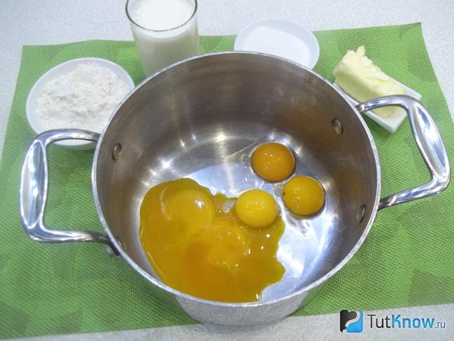 Желтки помещены в миску