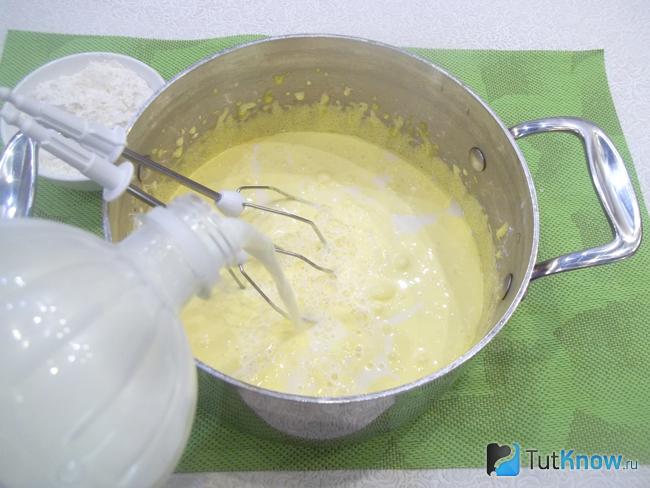 К продуктам налито молоко