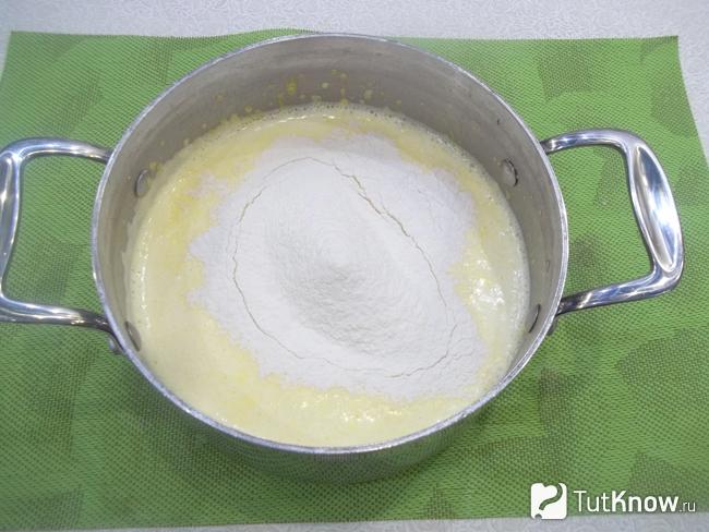 К желткам насыпана мука и продукты взбиты миксером