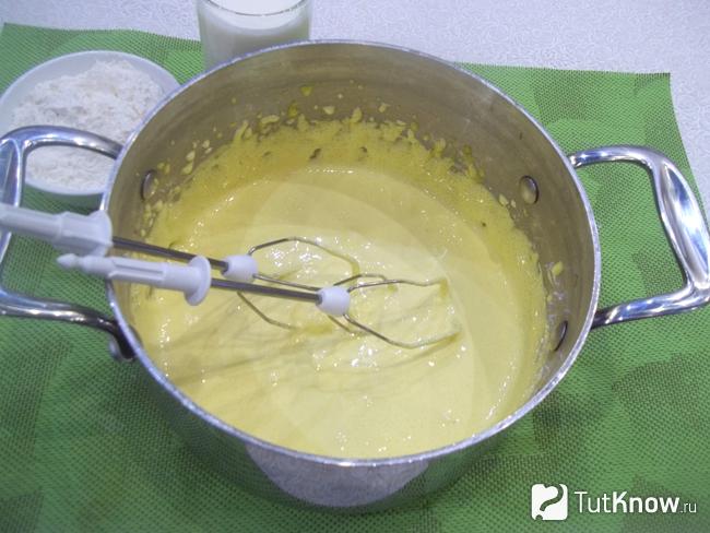 Желтки с сахаром взбиты