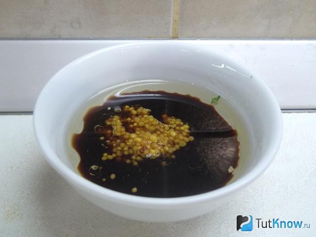 Соединены продукты для соуса