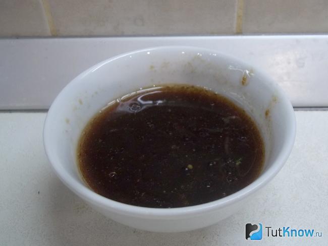 Продукты для соуса перемешаны
