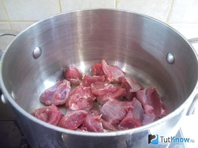 Мясо нарезано и сложено в варочную кастрюлю