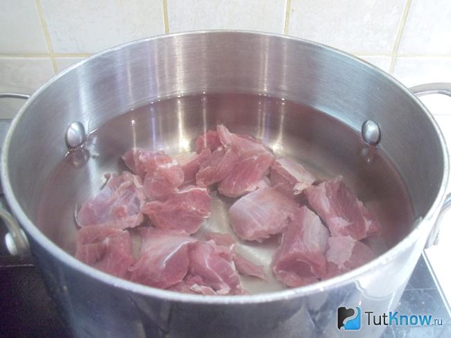 Мясо залито водой