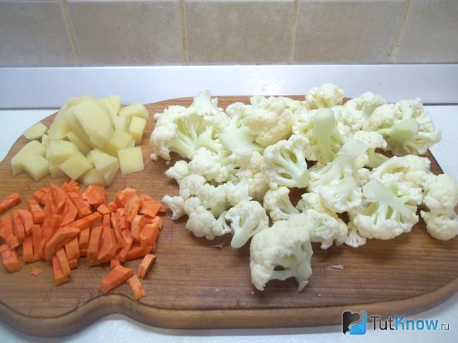 Картофель с морковь нарезаны, капуста разобрана на соцветия