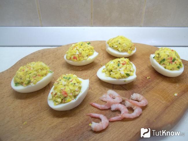 Яичные белки наполнены начинкой