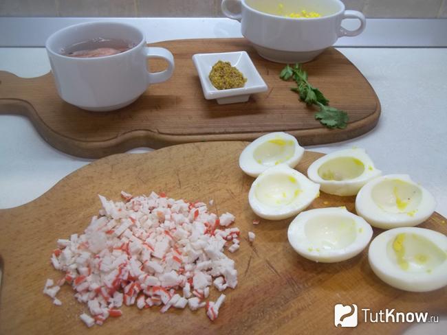 Крабовые палочки нарезаны