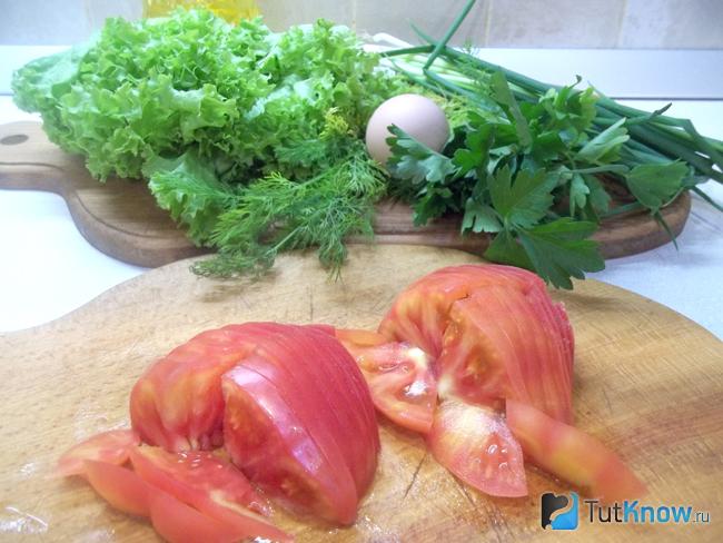 Помидоры нарезаны кусочками