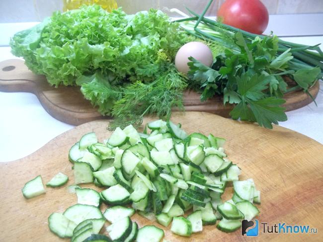 Огурцы нарезаны четверть кольцами