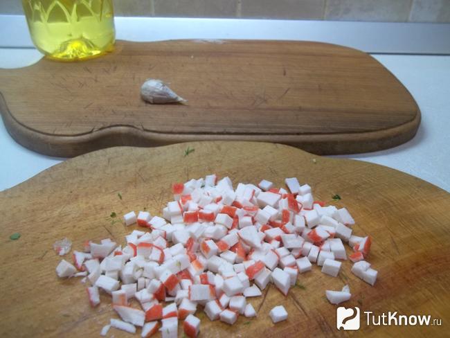 Крабовые палочки нарезаны
