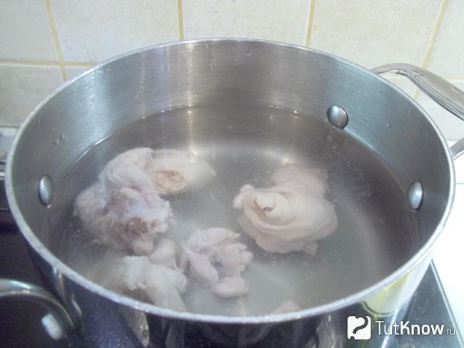 Куриные ножки залиты водой