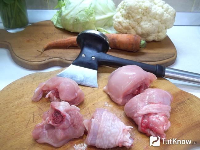 Куриные ножки порублены на части