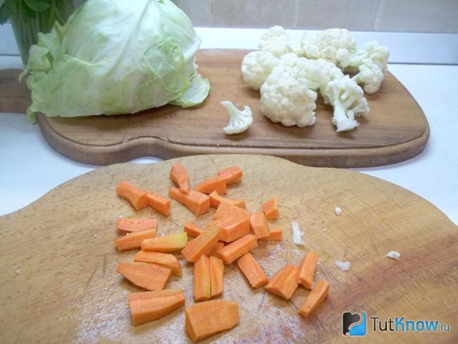 Морковь нарезана дольками