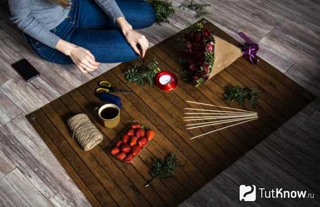 Готовим букет из клубники