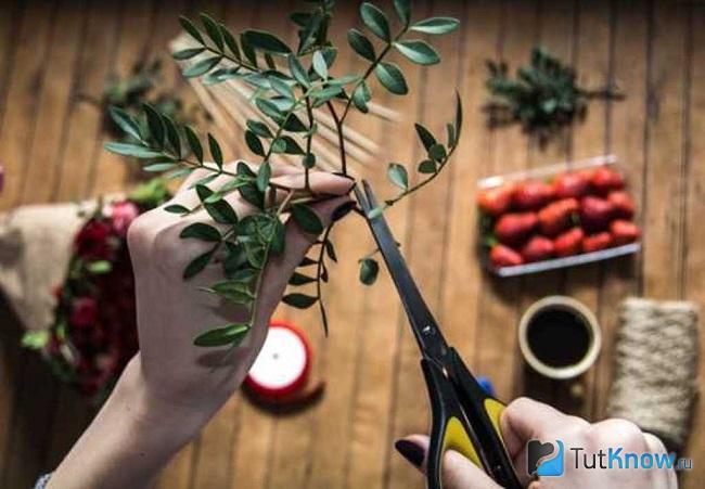 Готовим букет из клубники