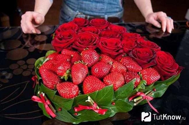 Клубничный букет в виде сердца