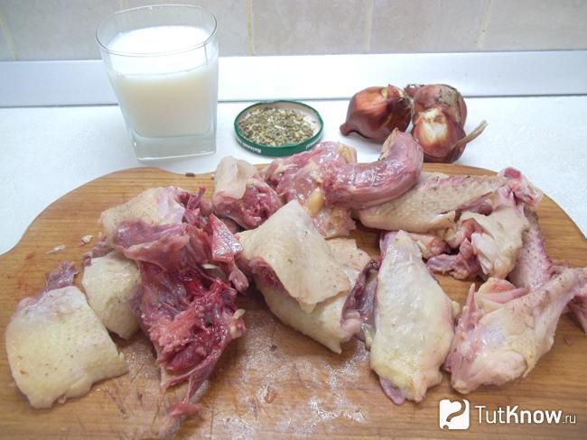 Курица нарезана кусочками