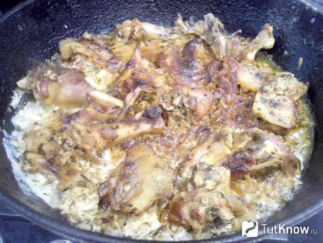 Готовая тушеная курица с луком в молоке
