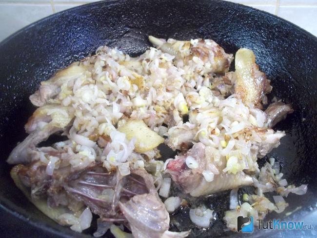 Лук отправлен в сковороду с курицей