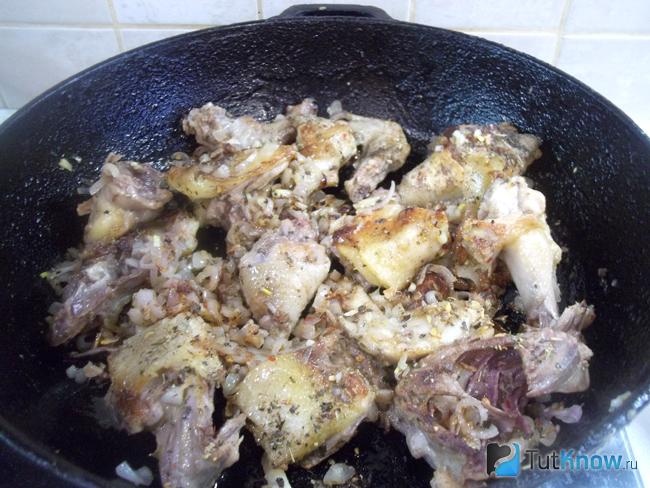Курица с луком жарятся