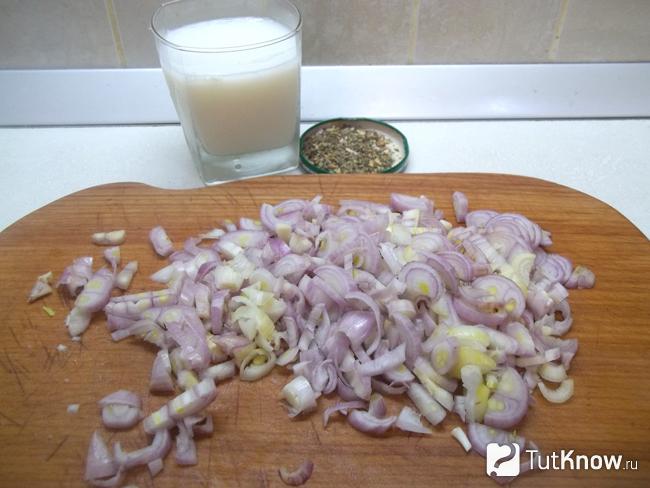 Репчатый лук нарезан четверть кольцами