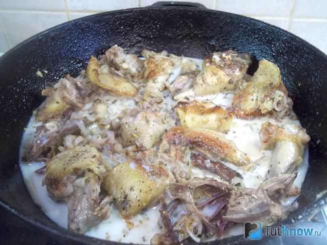 Курица с луком залиты молоком