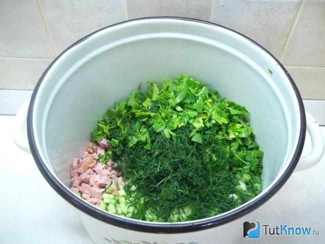 Продукты сложены в кастрюлю
