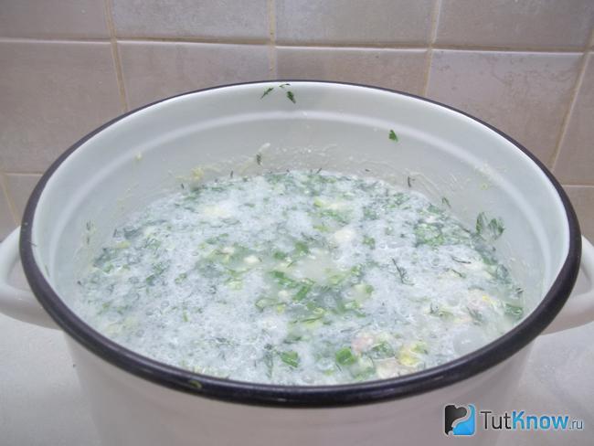 Готовая окрошка на курином бульоне и домашней сметане