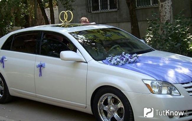 Украшенный на свадьбу автомобиль