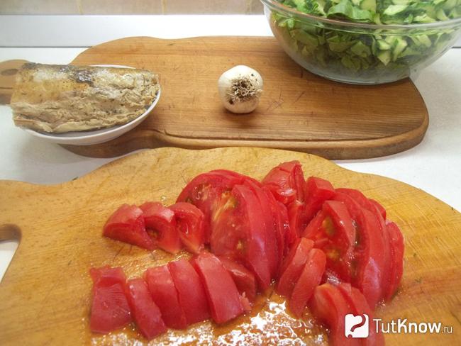Помидоры нарезаны