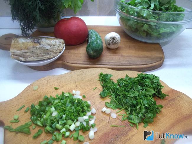 Зеленый лук и кинза нарезаны