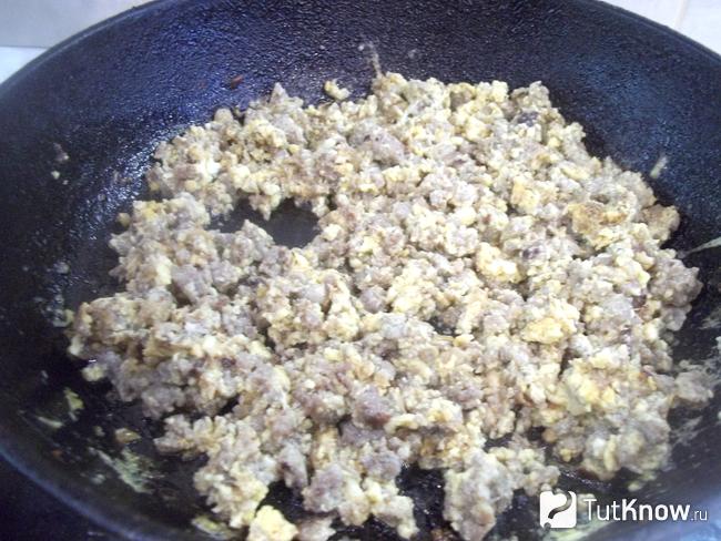 Готовые яйца, жареные с мясным фаршем
