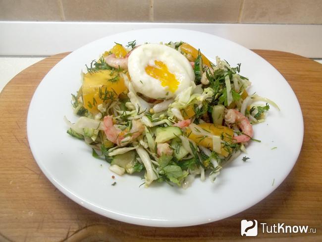 Готовый салат с капустой, помидорами, креветками и яйцом-пашот