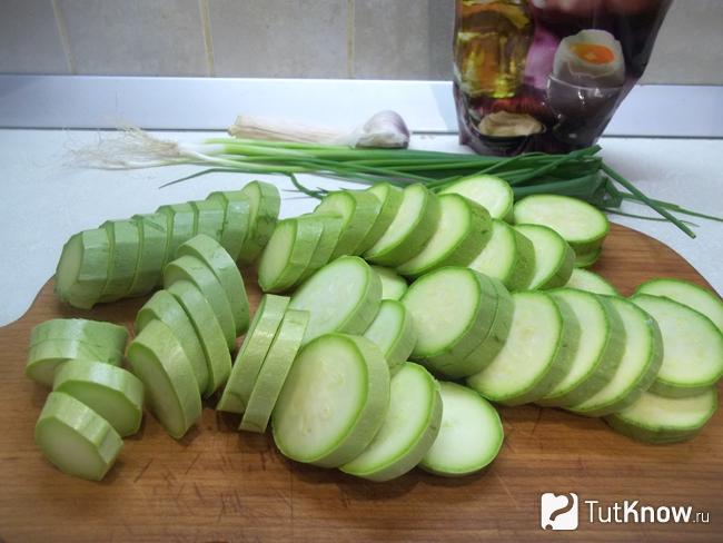 Кабачки нарезаны кольцами