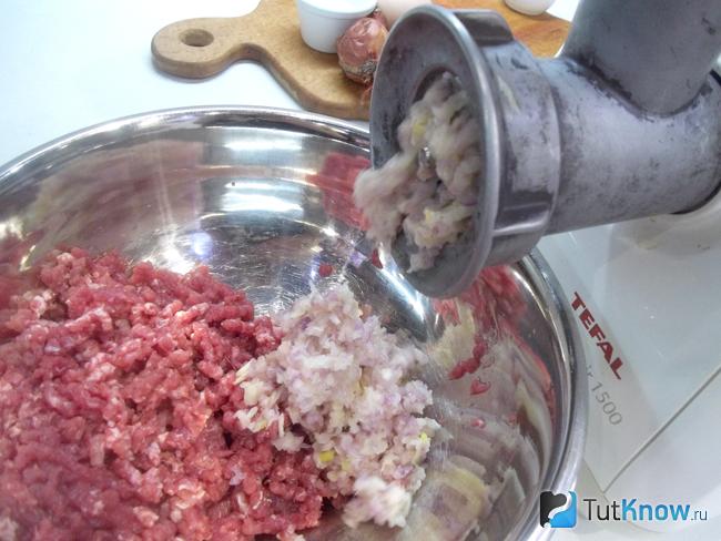 Лук и чеснок перекручены через мясорубку